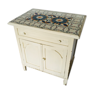 Small tiled buffet
