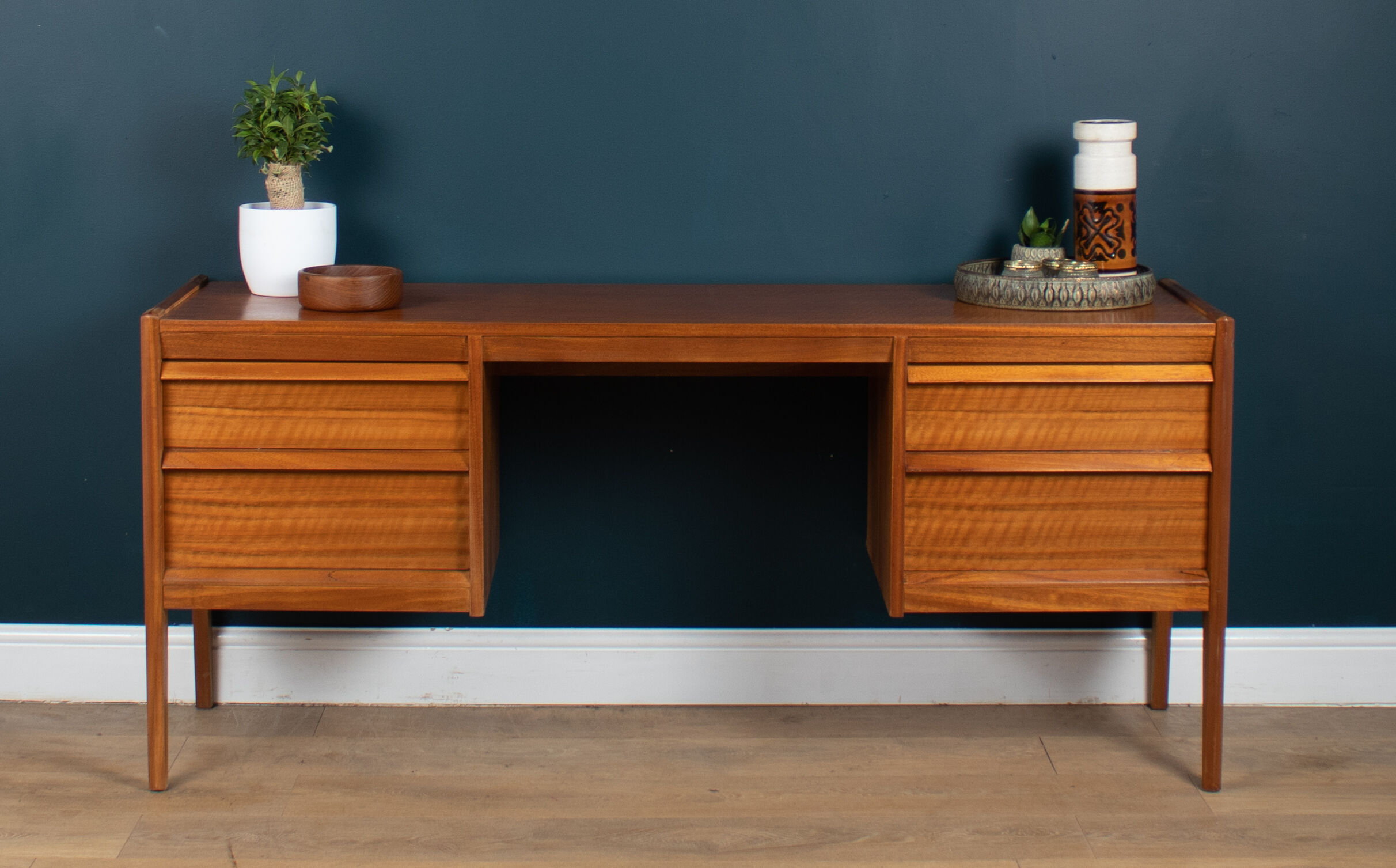 Commode de bureau rétro en noyer et palissandre par John Herbert