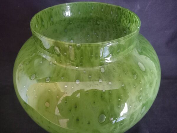 Vase Biot en verre soufflé à la bouche, avec bulles, couleur verte herbe