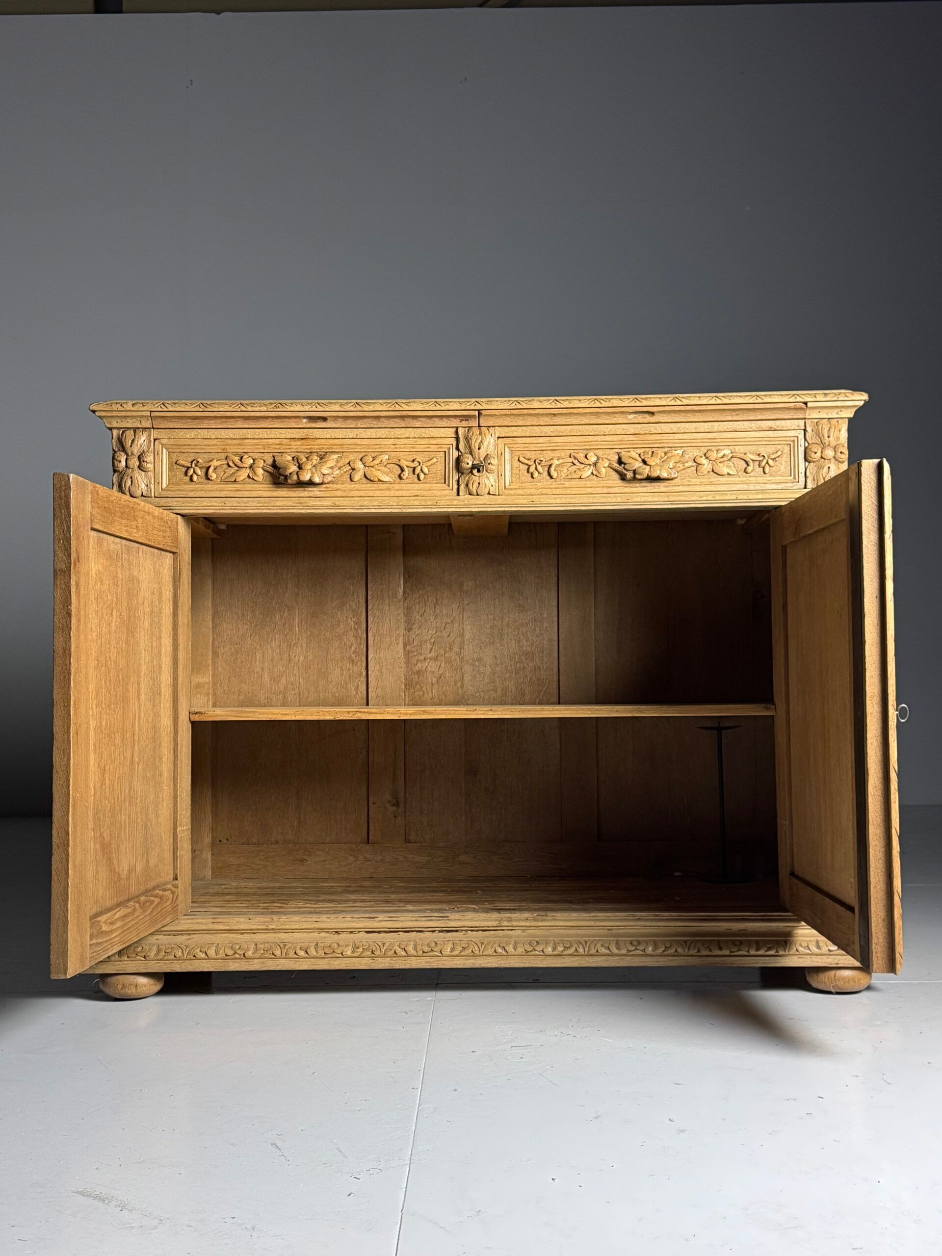 Buffet sculpté belge, 19e siècle