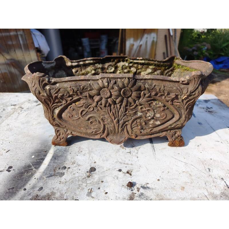 Pair of cast iron planters from 1900 by the Charleville-Mézières establishments.
