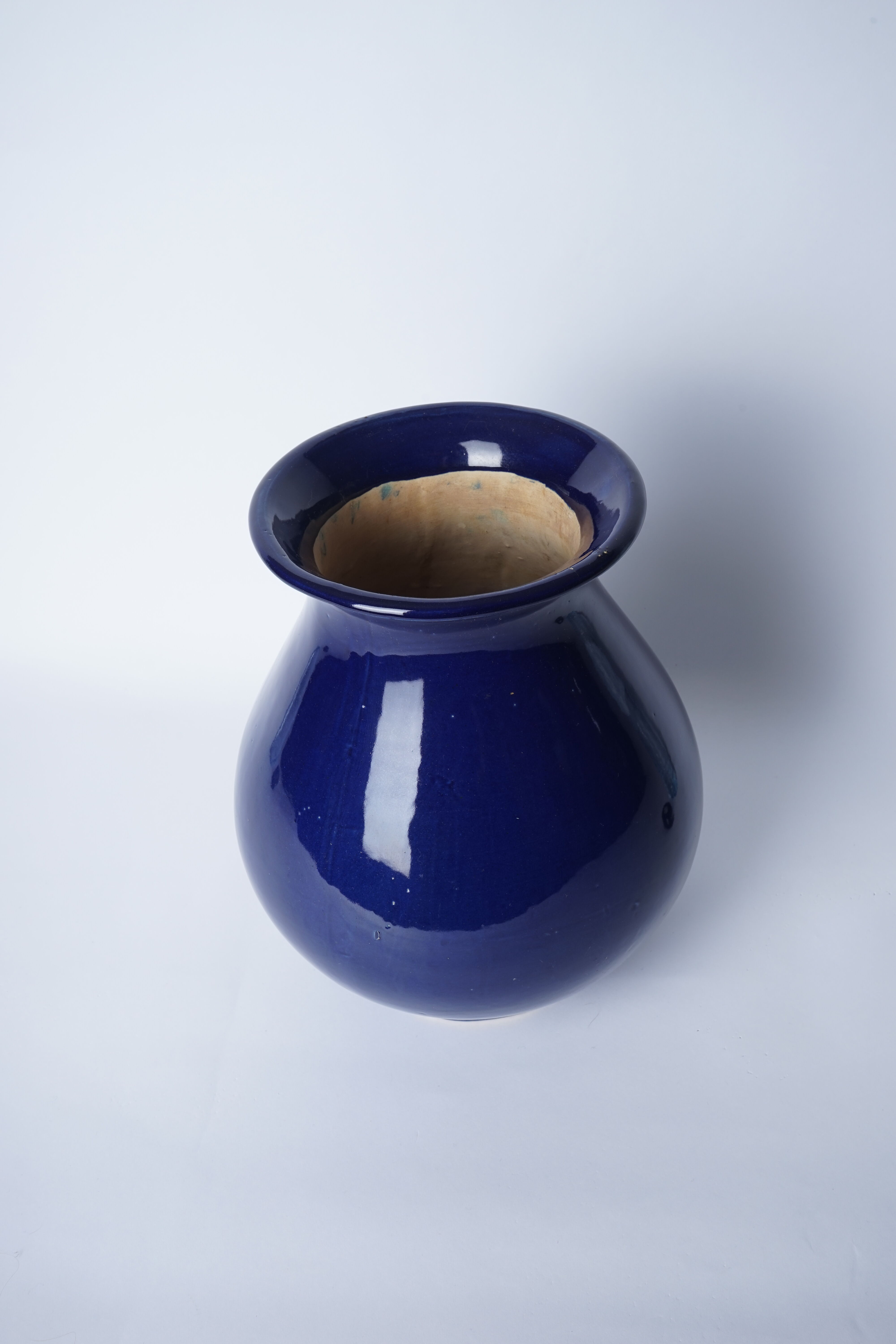 Vase en ceramique peint bleu