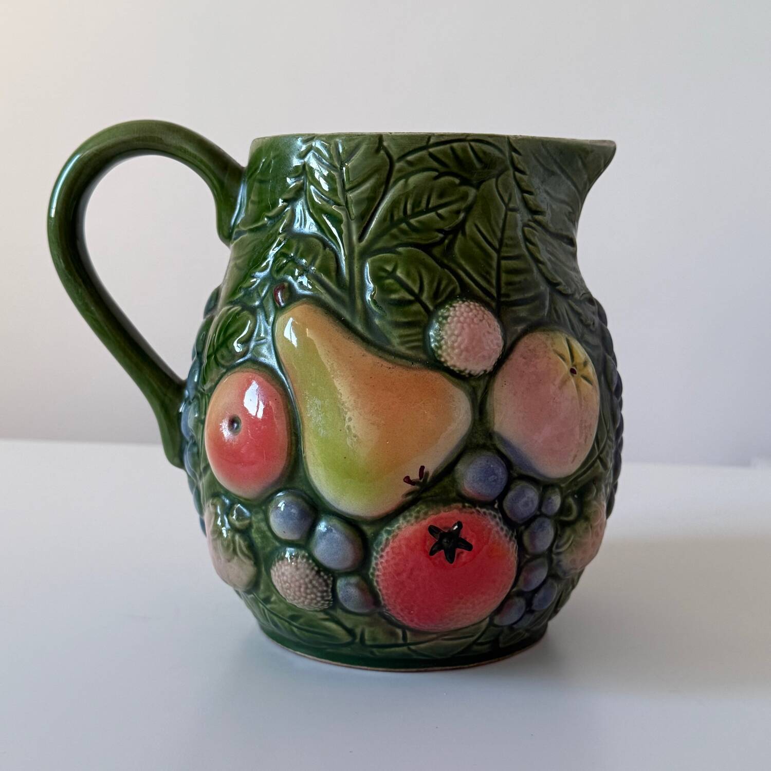 Carafe d’eau en barbotine avec fruits