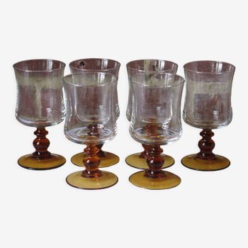 6 vintage stemmed glasses in very good condition