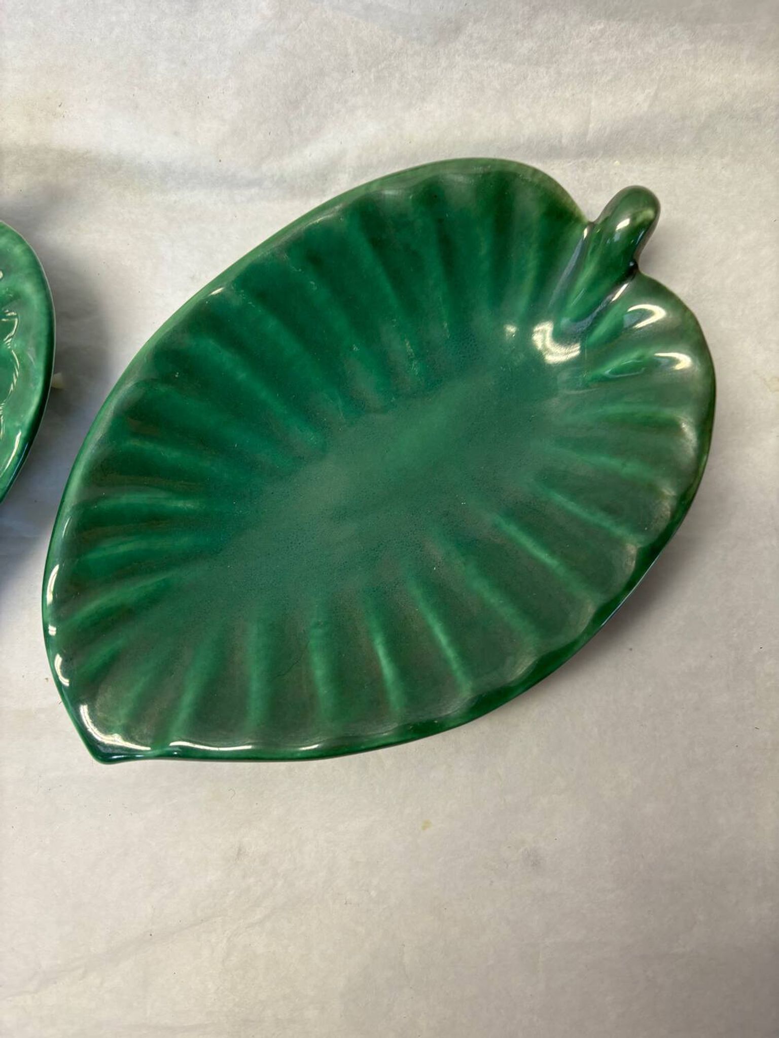 Set of 2 green slip dishes