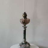 Lampe à pétrole fin xixème siècle montée sur colonne corinthienne.