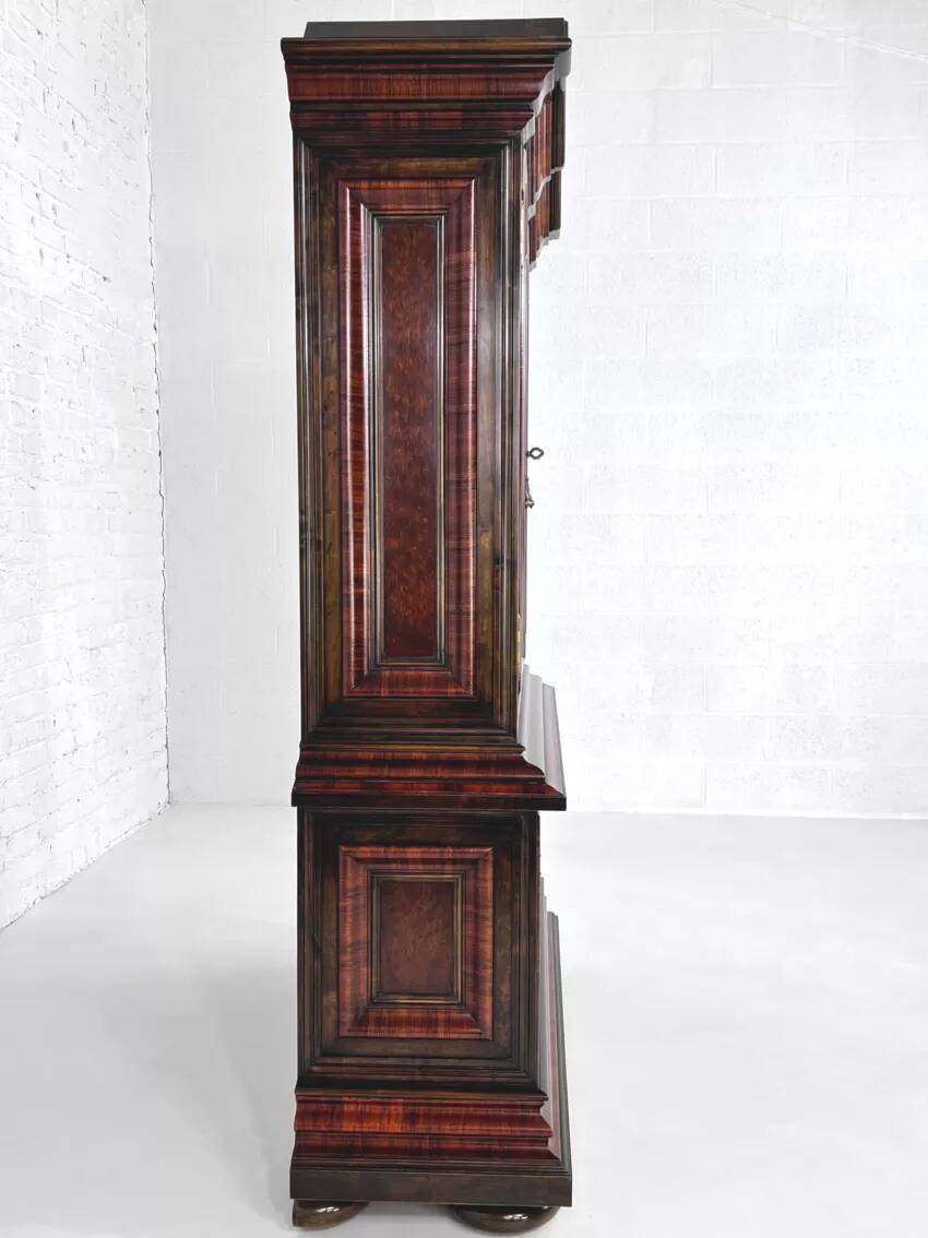 Vitrine ancienne en bois, verre biseauté et velours