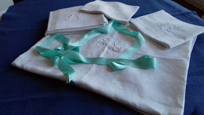 Lot d'un service de table comprenant une nappe et 6 serviettes
