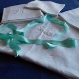Lot of a table service including a tablecloth and 6 towels
