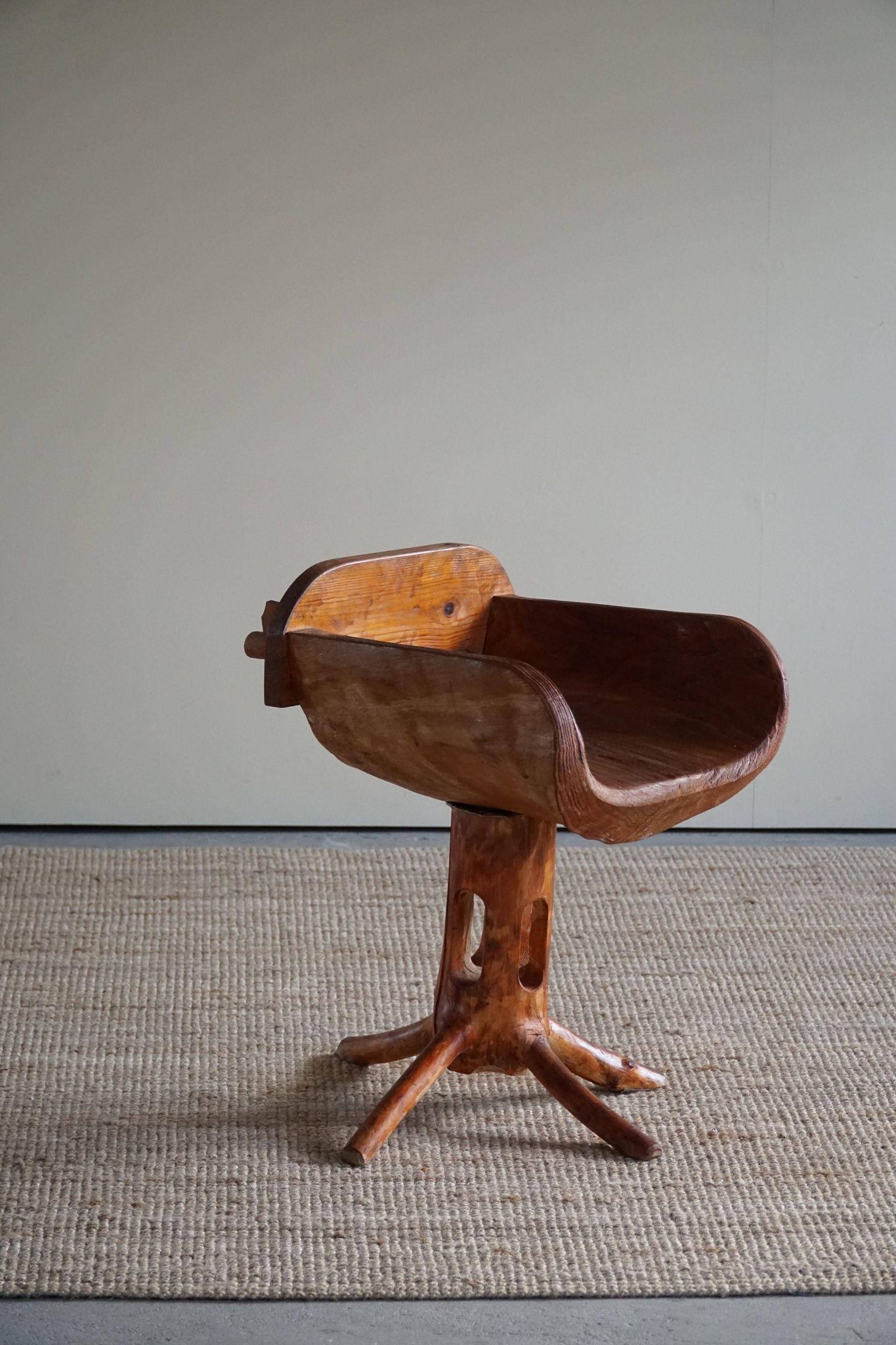 Unique sculptural pedestal armchair by the Finnish Matti Martikka in solid pine, 1960s.