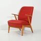 Fauteuil en hêtre scandinave des années 1950 avec un revêtement rouge.
