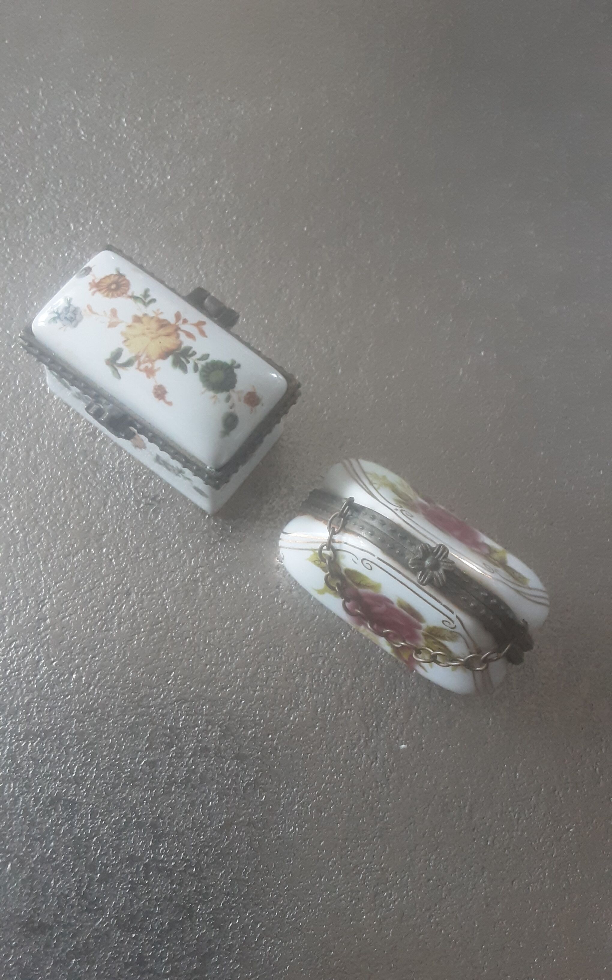 Lot 2 porcelain boxes Art