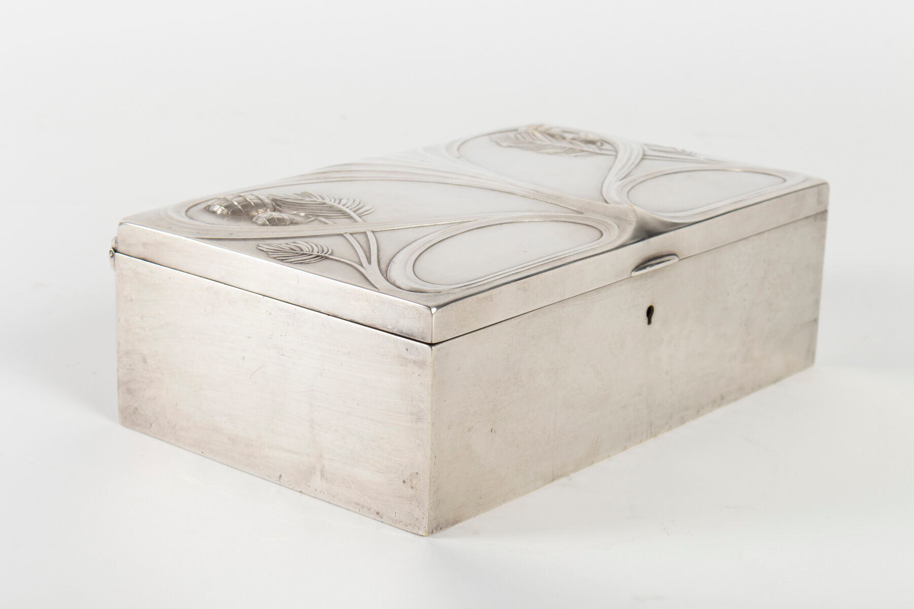 Art nouveau style box in silver metal, interior in satin, 1910