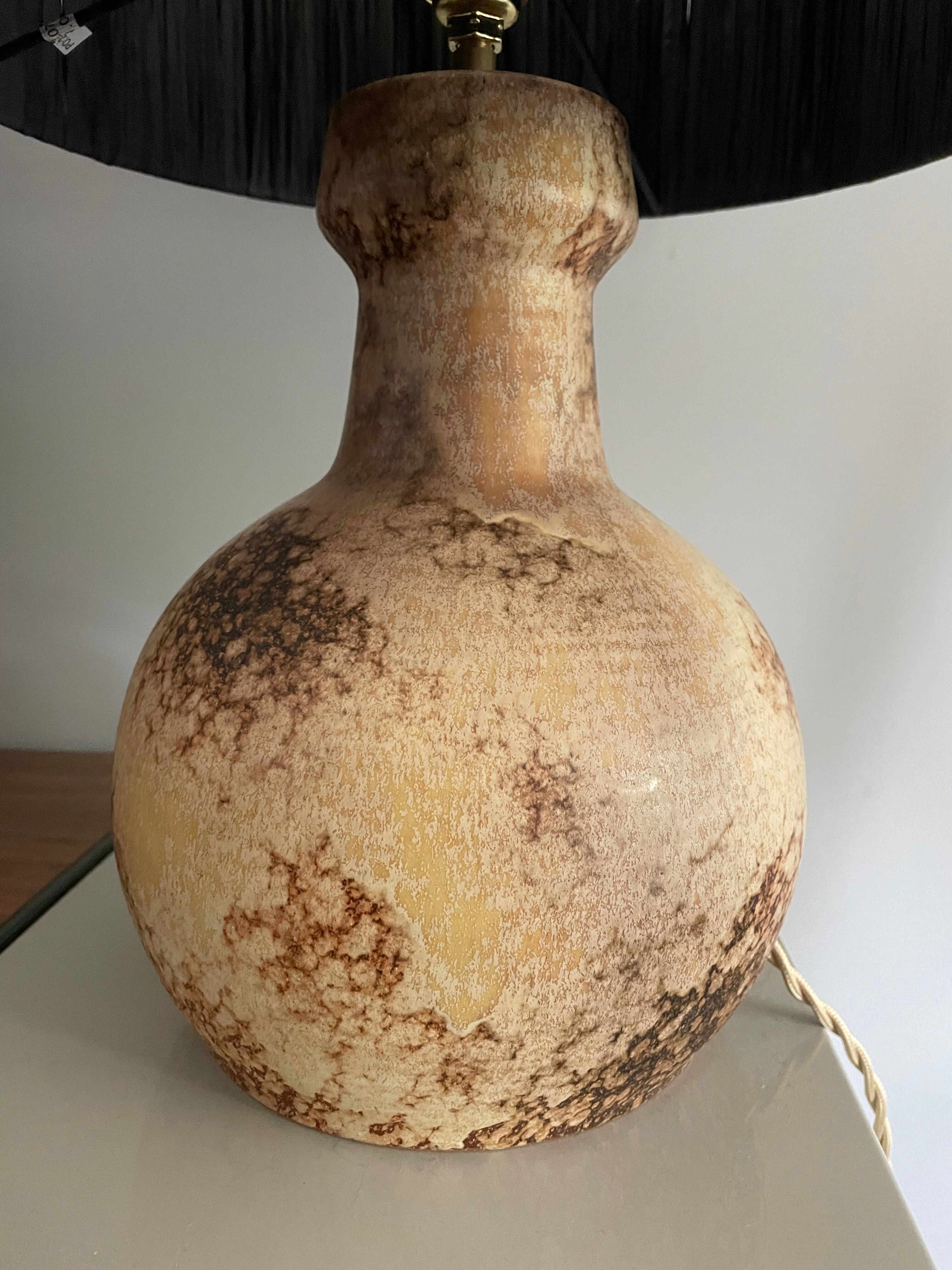 Lampe en grès et raphia