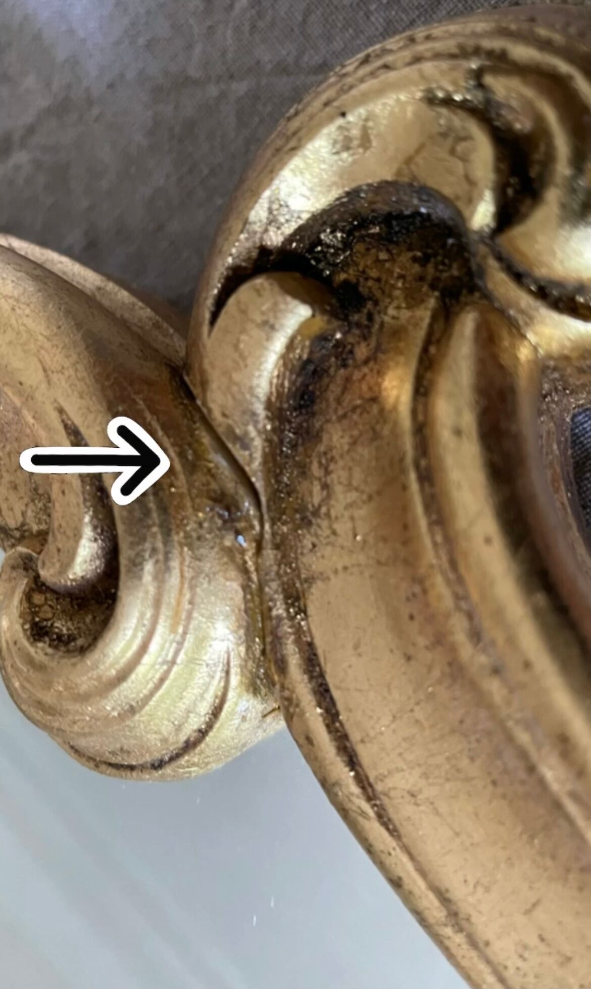 Golden resin rock mirror  42x68cm