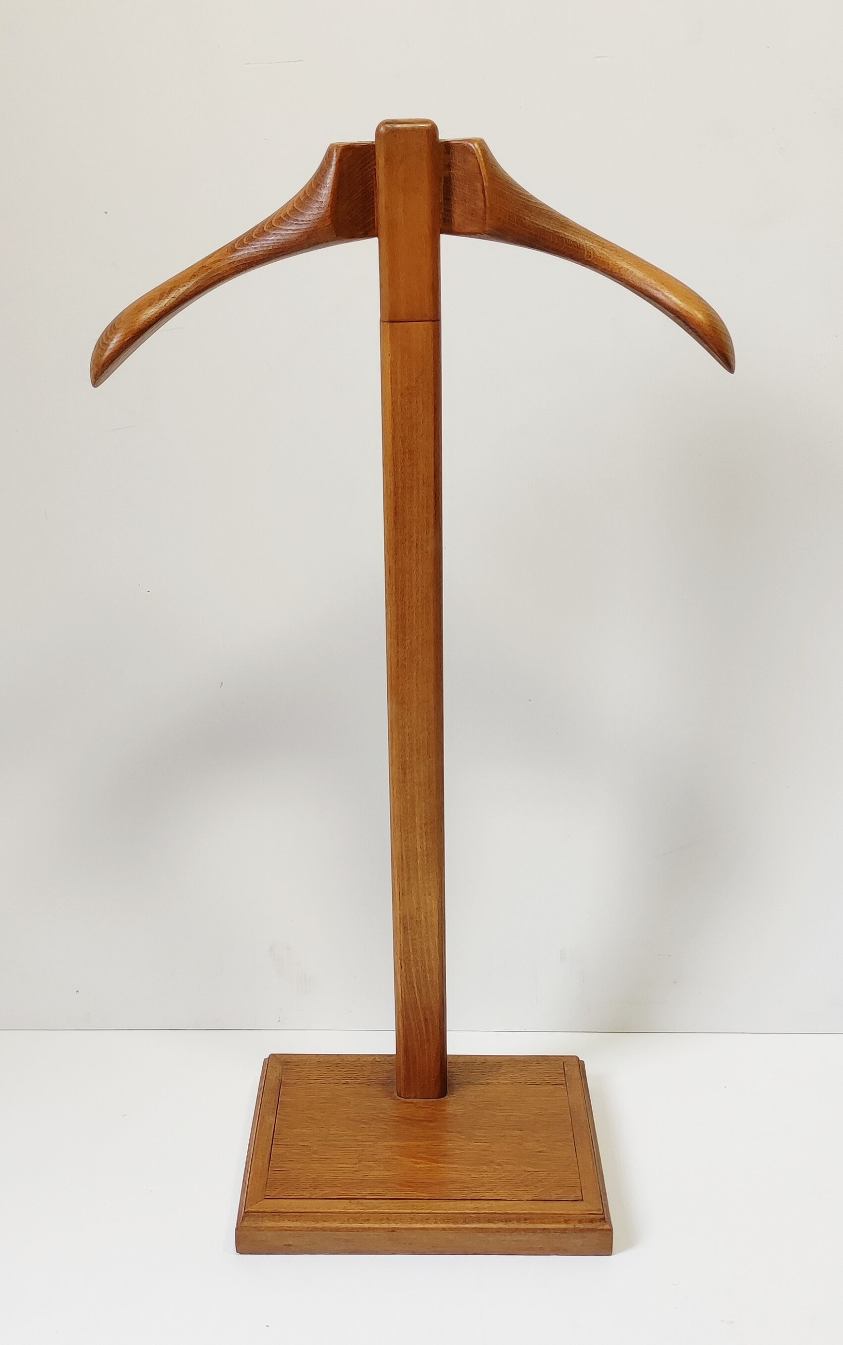 Night valet wears adjustable coat