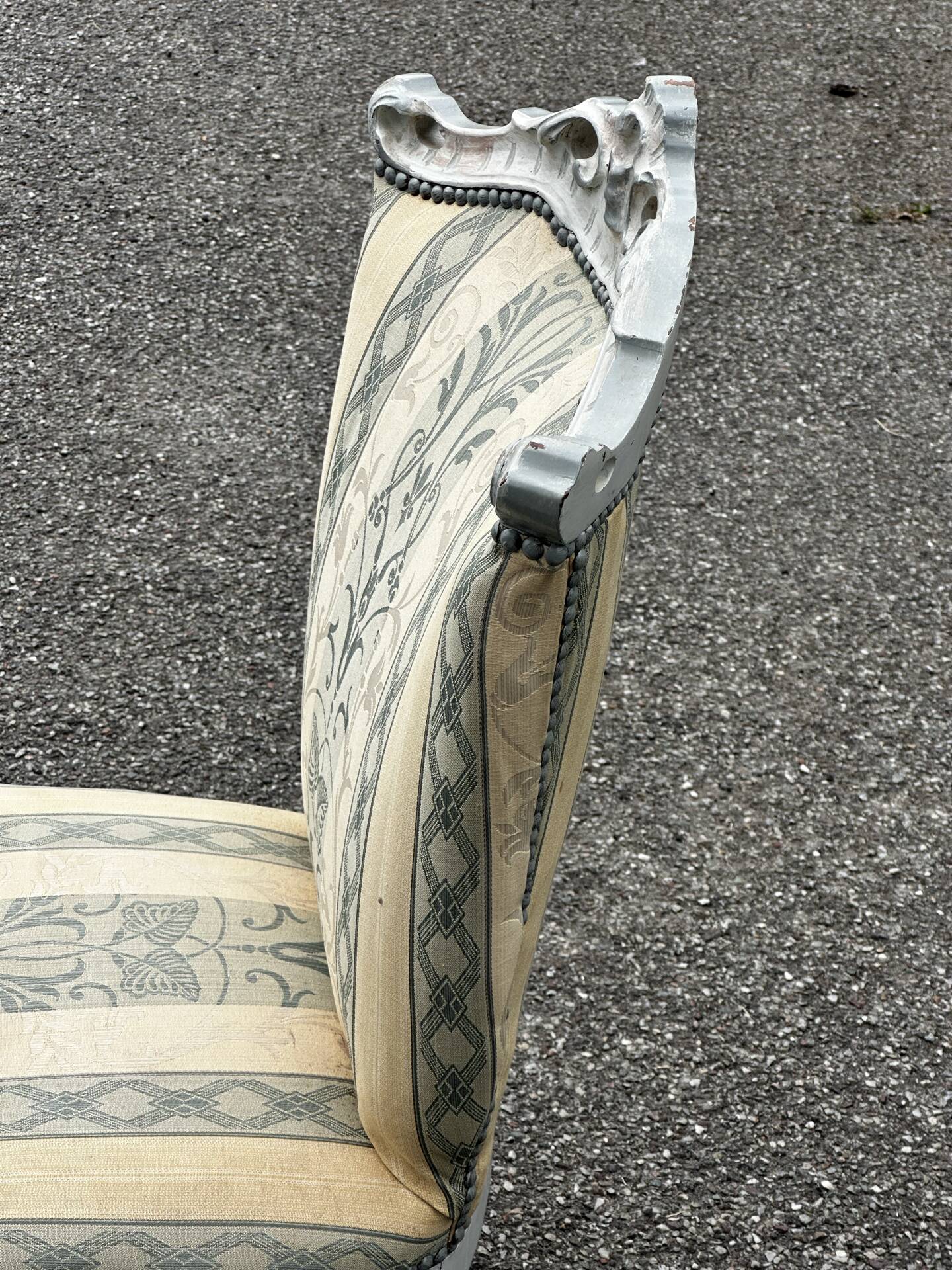 Chauffeuse de style Louis XV avec repose-pieds assorti – XXe siècle