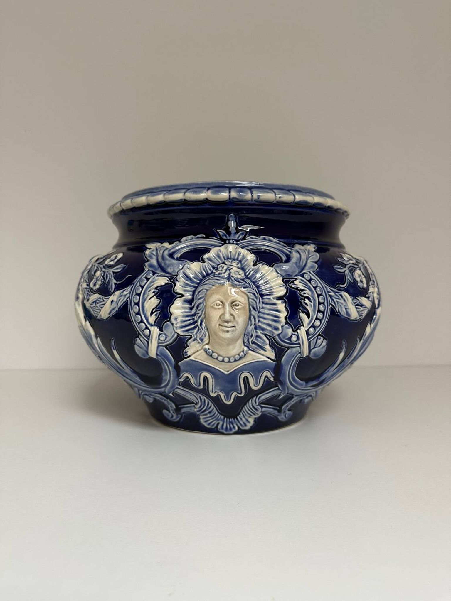 Vase - Cache pot en faïence baroque de Saint Clément, XIX eme