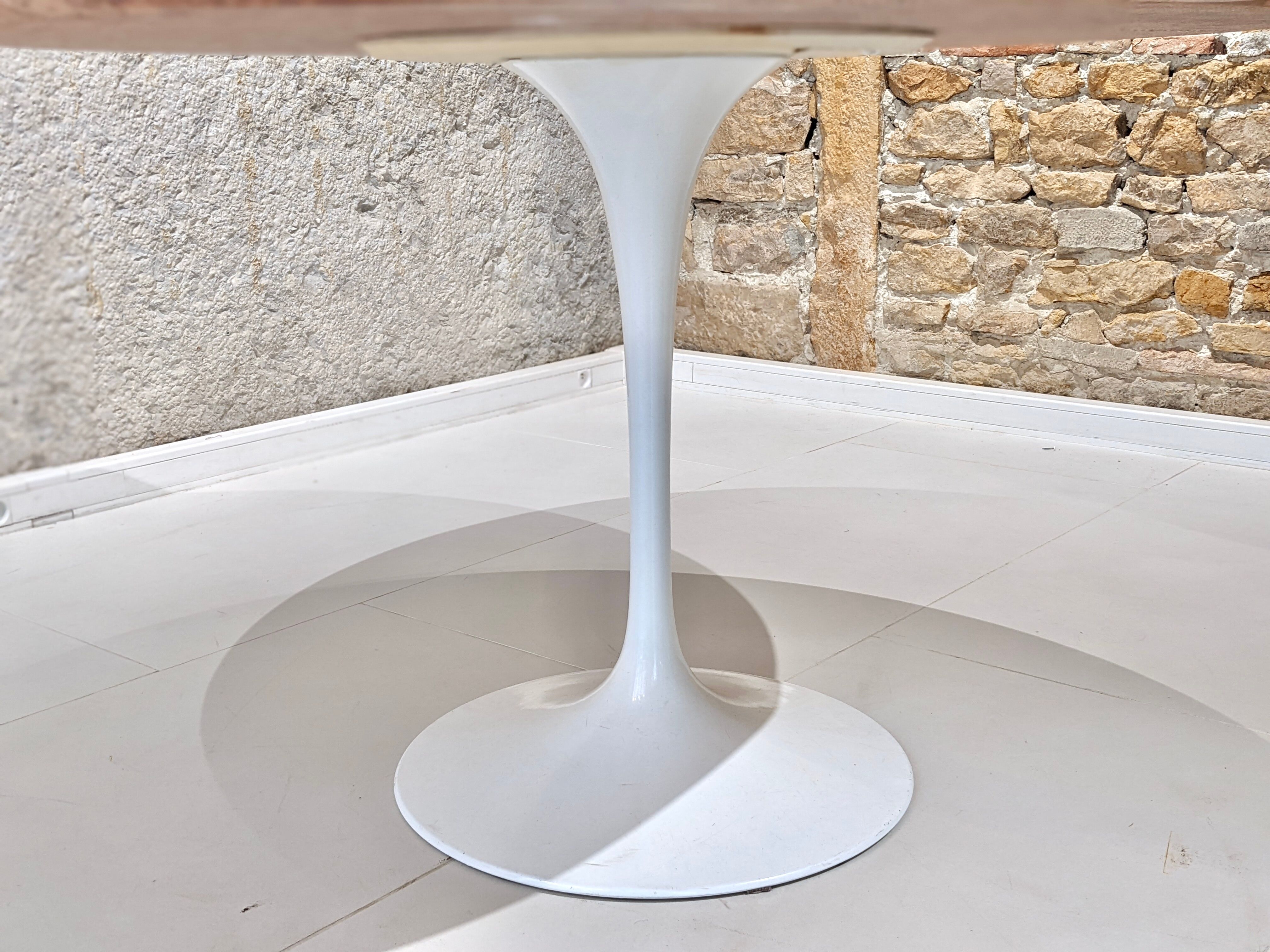 Round table in red marble by Eero Saarinen for Knoll