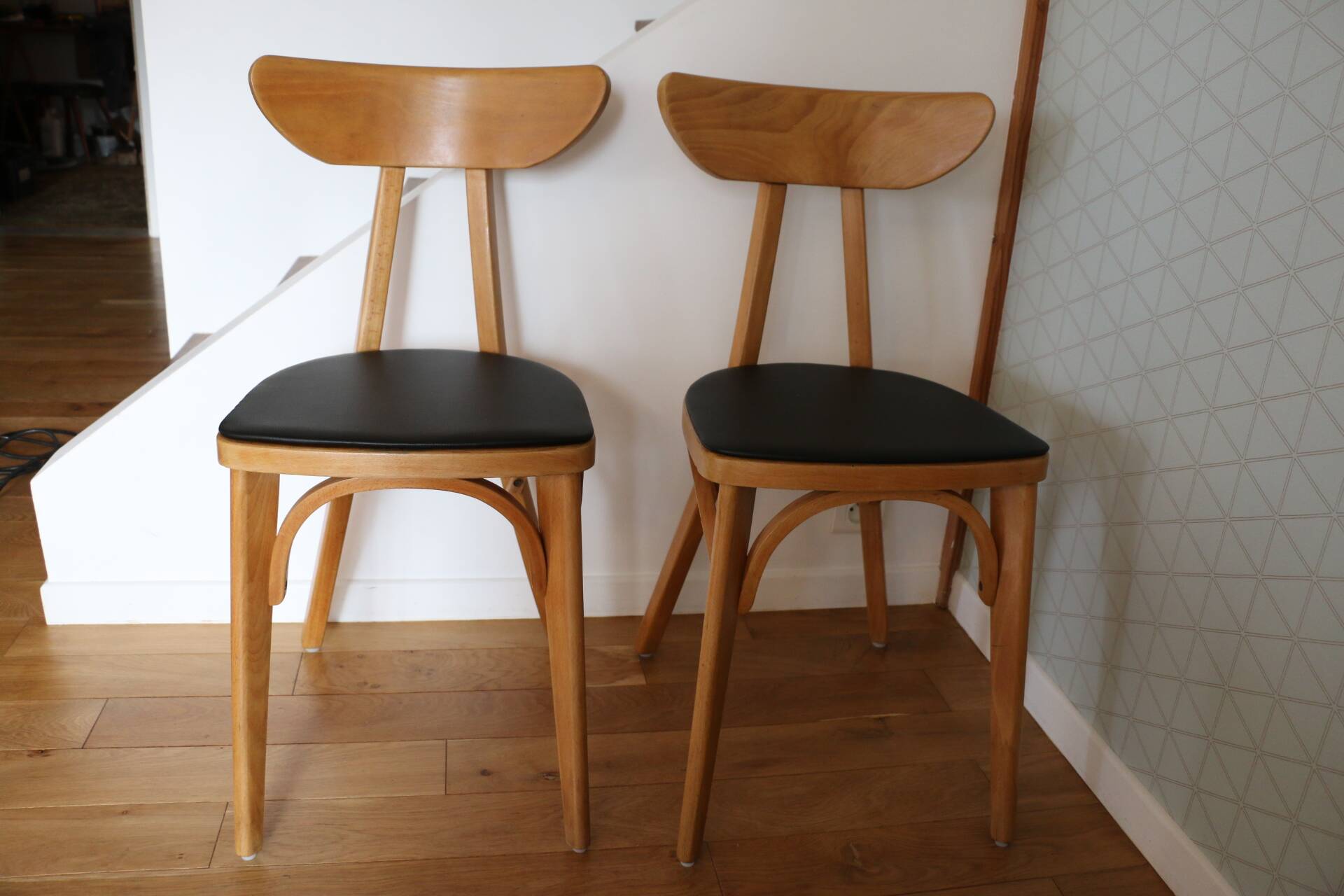 2 chaises Jurasiège hêtre clair skaï noir