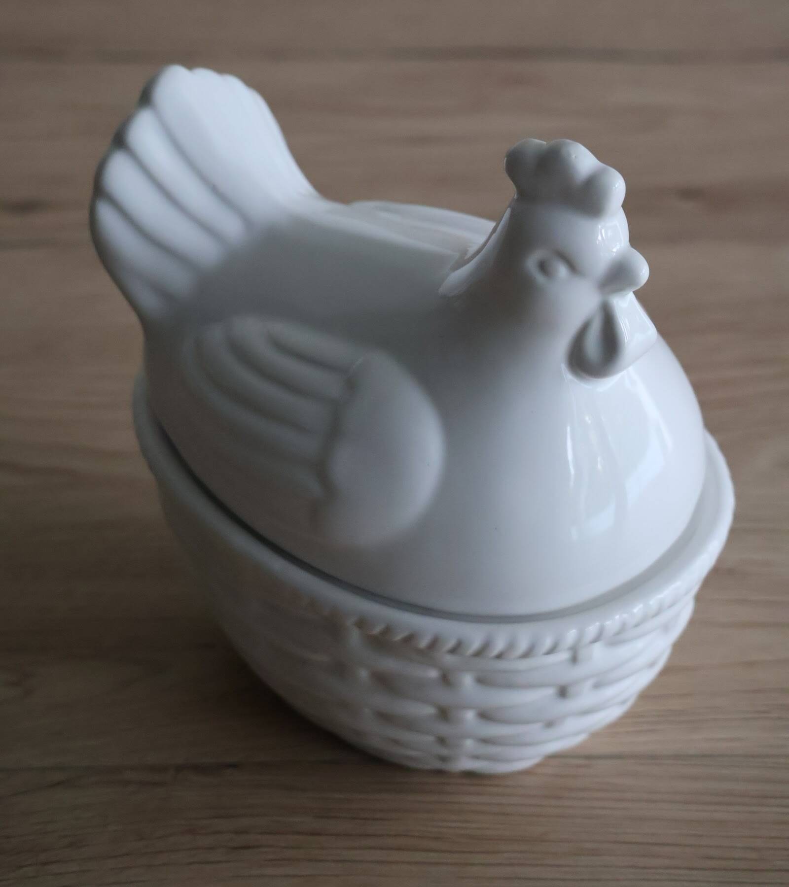 Sugar bowl with white ceramic hen decoration