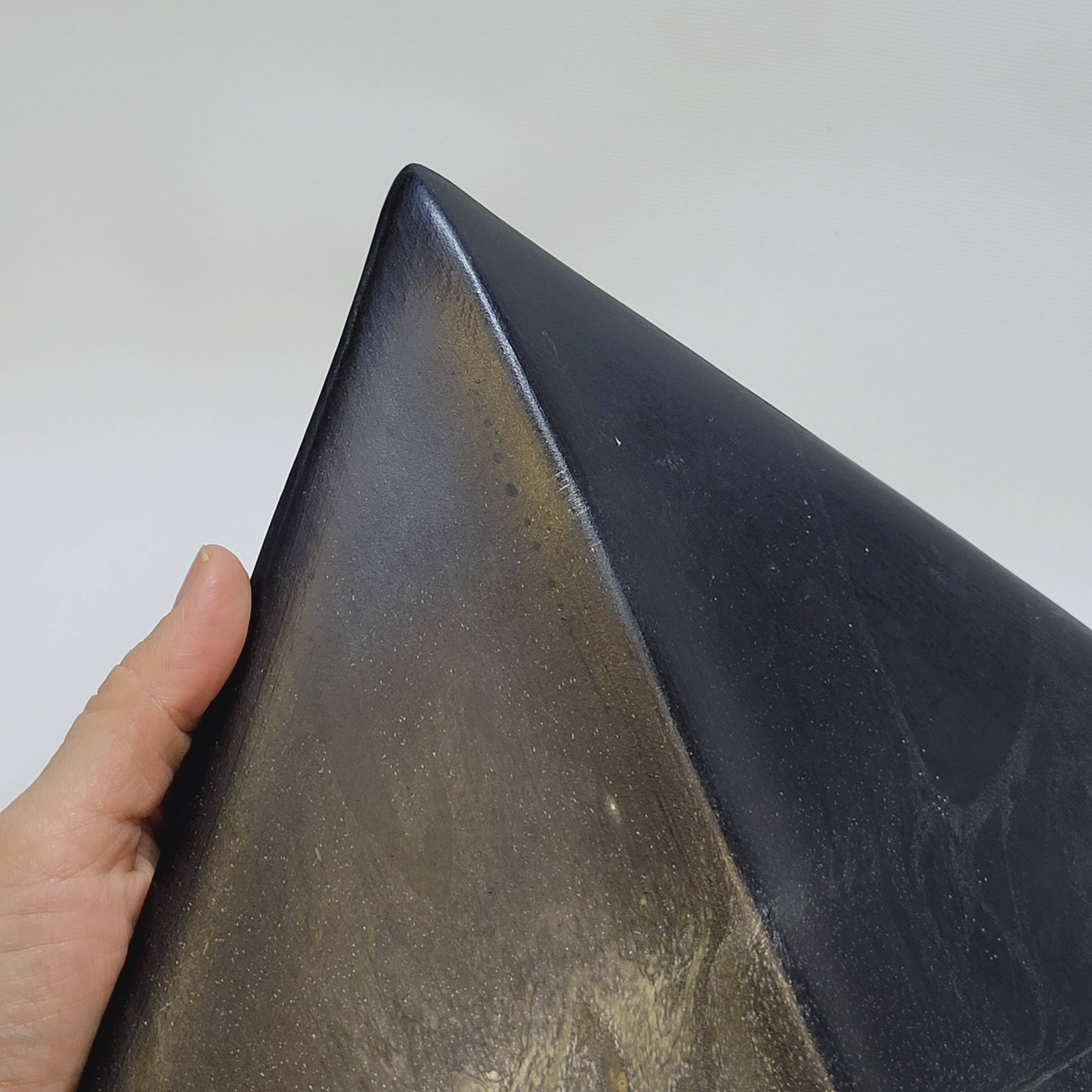 Soliflore vase in black ceramic pyramid or manta ray design