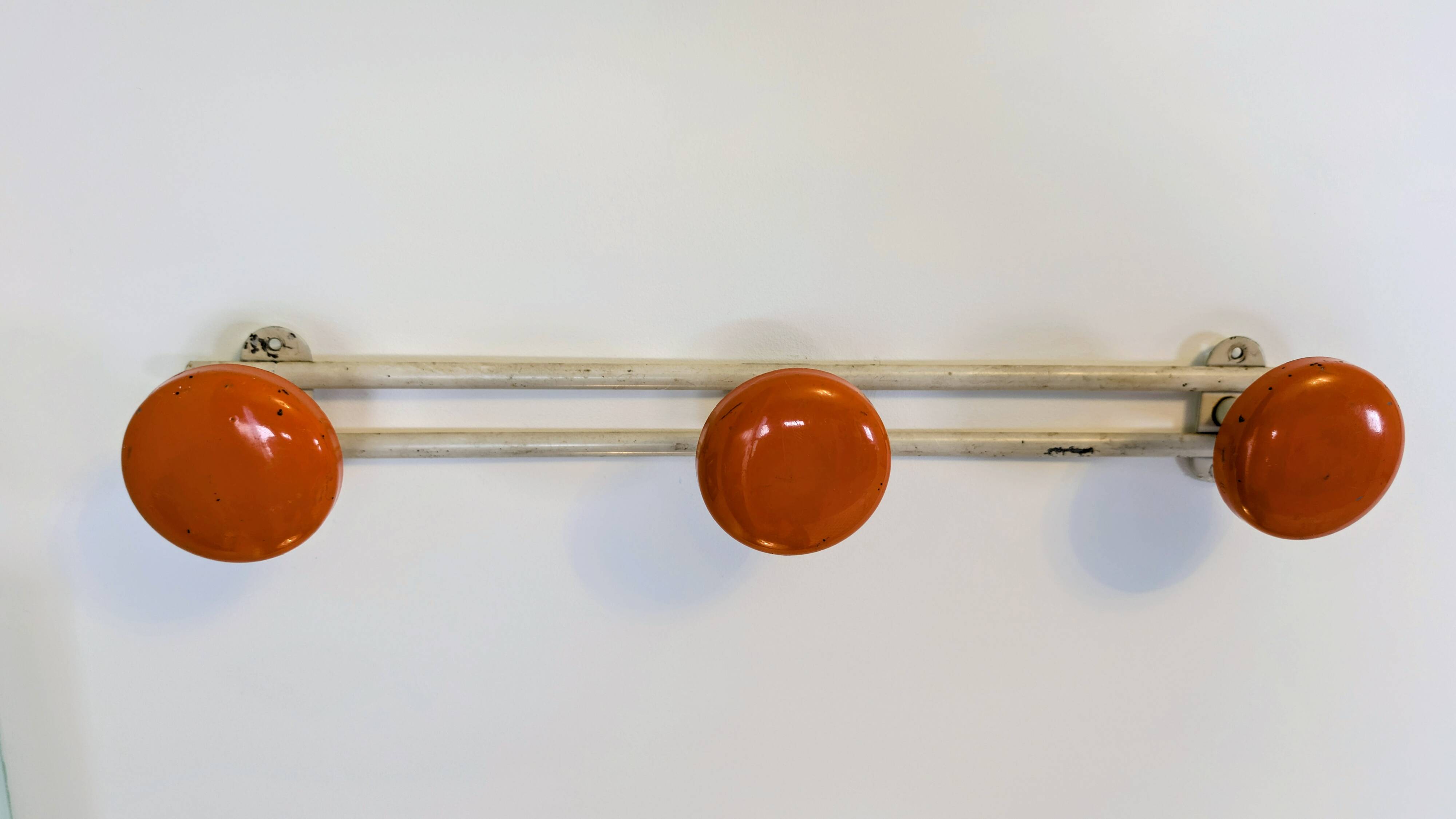 Vintage orange triple coat hook — metal and lacquered discs from the 60s/70s