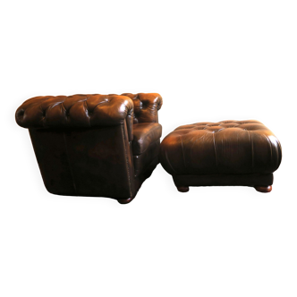 Fauteuil club Chesterfield avec pouf en cuir marron