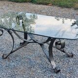 Table basse des années 70 en fer forgé plateau en verre bec de corbin
