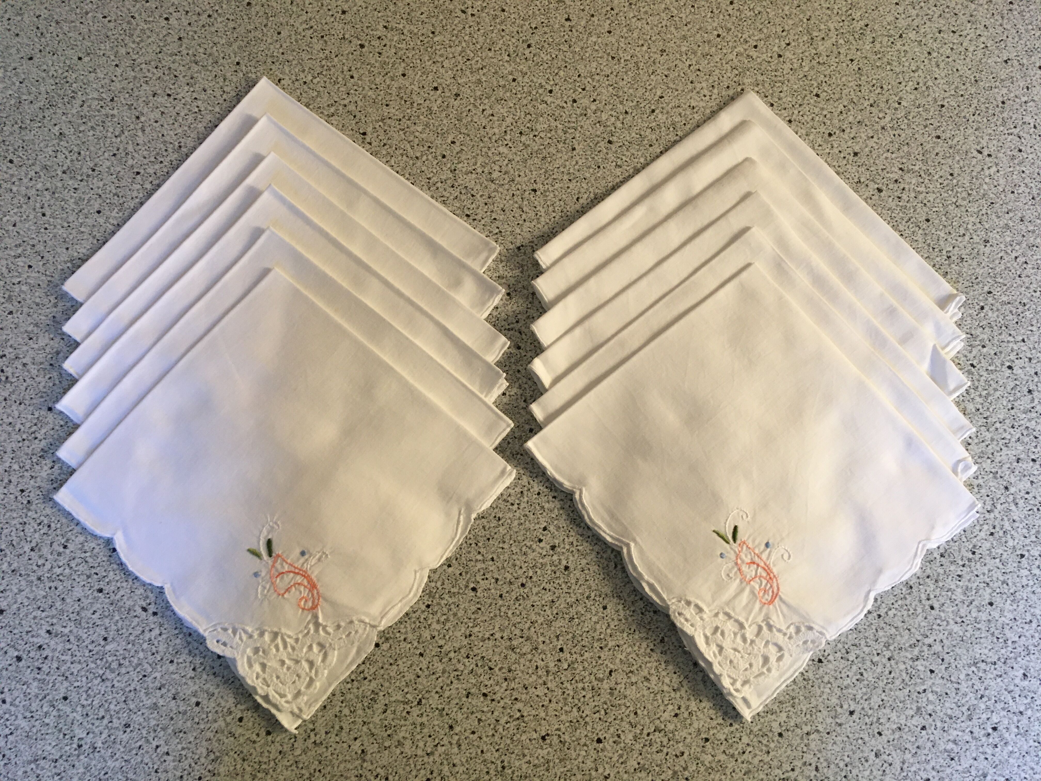 Nappe 160 x 260 ajourée brodée et 12 serviettes