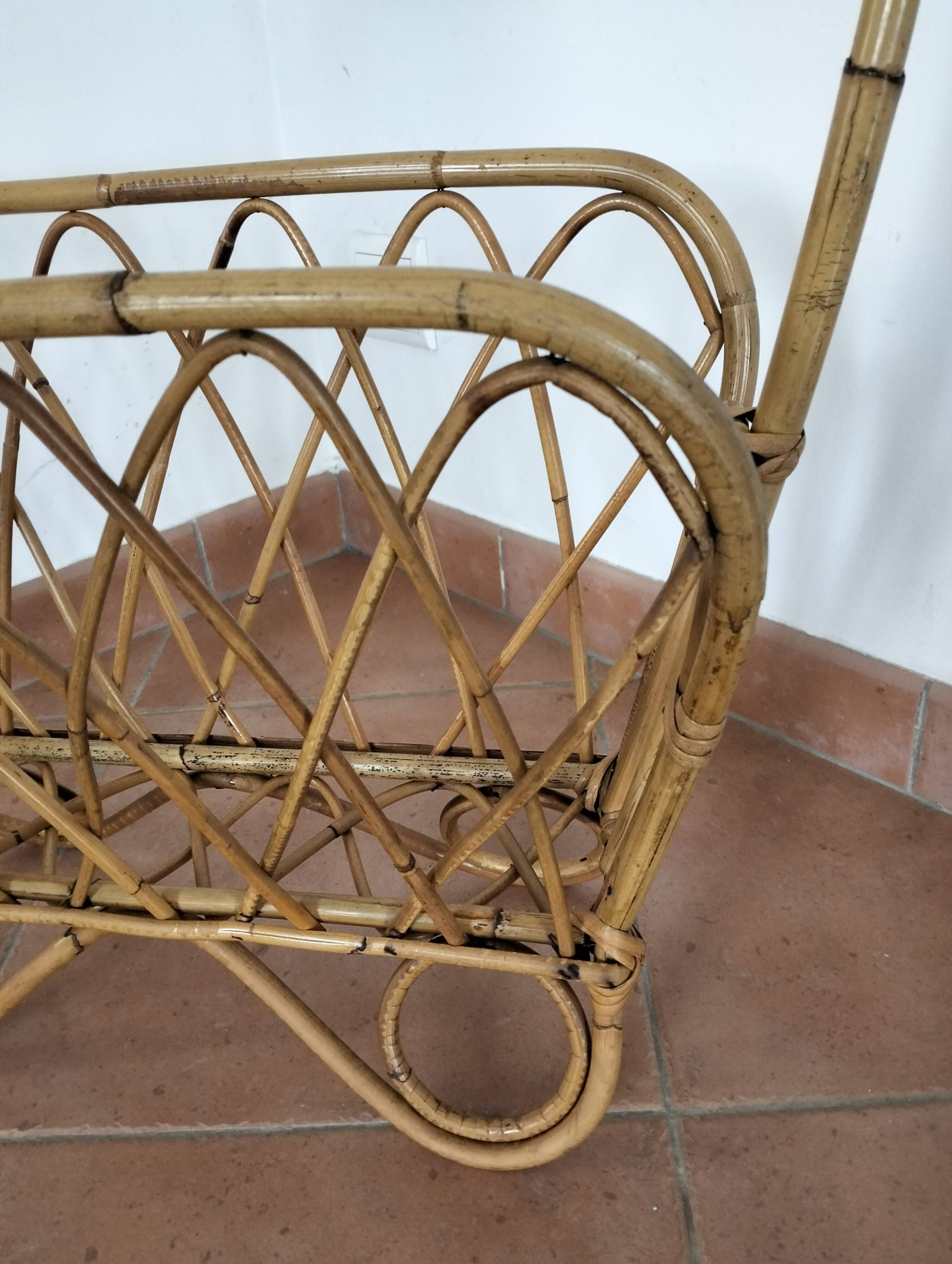 Porte-revues en rotin