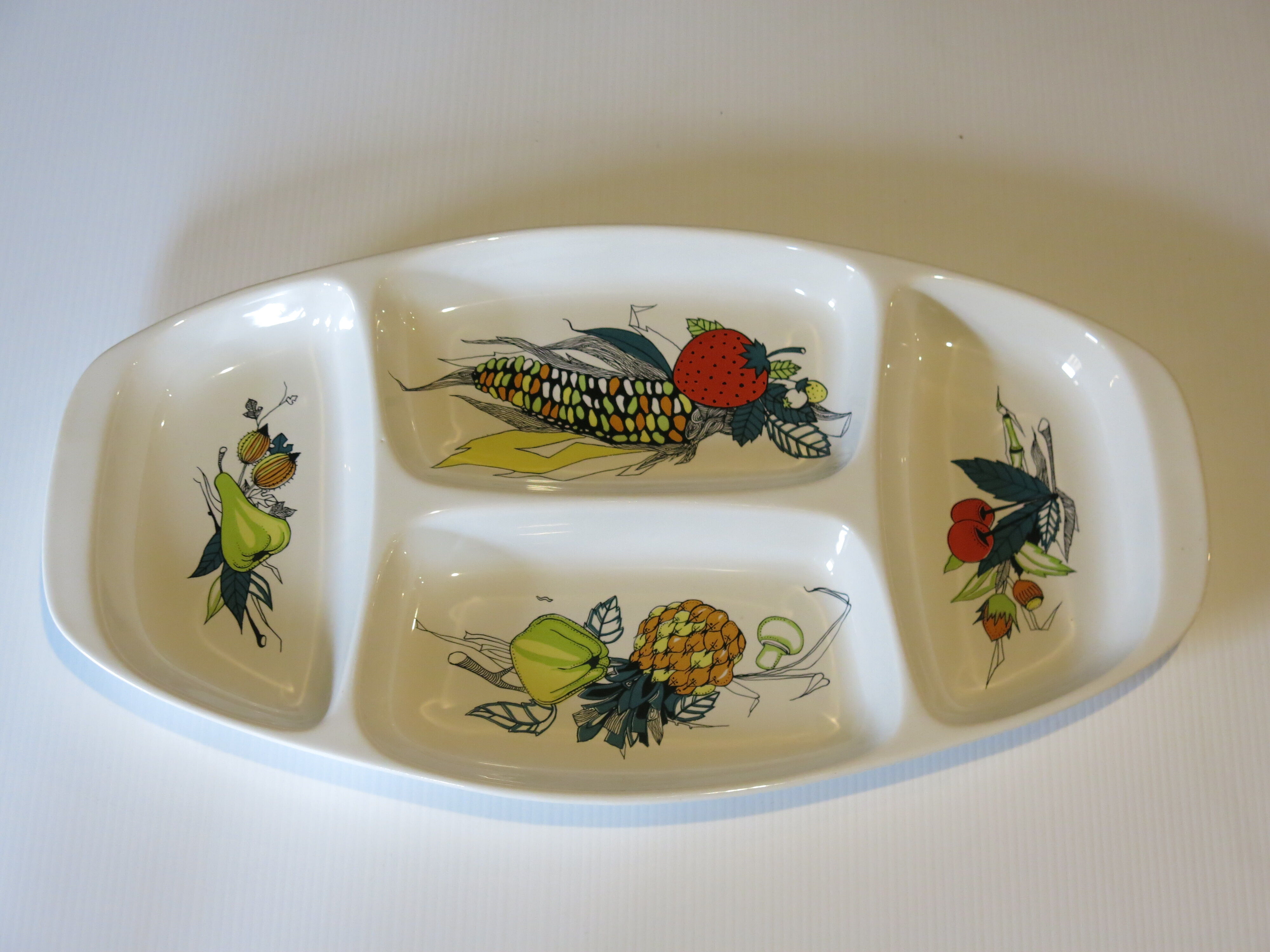 Serving dish with compartments