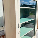 Old Walk-in Showcase with 4 boards