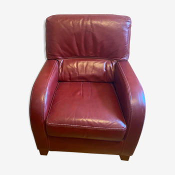 Club armchair of the Capdevielle brand in red leather.