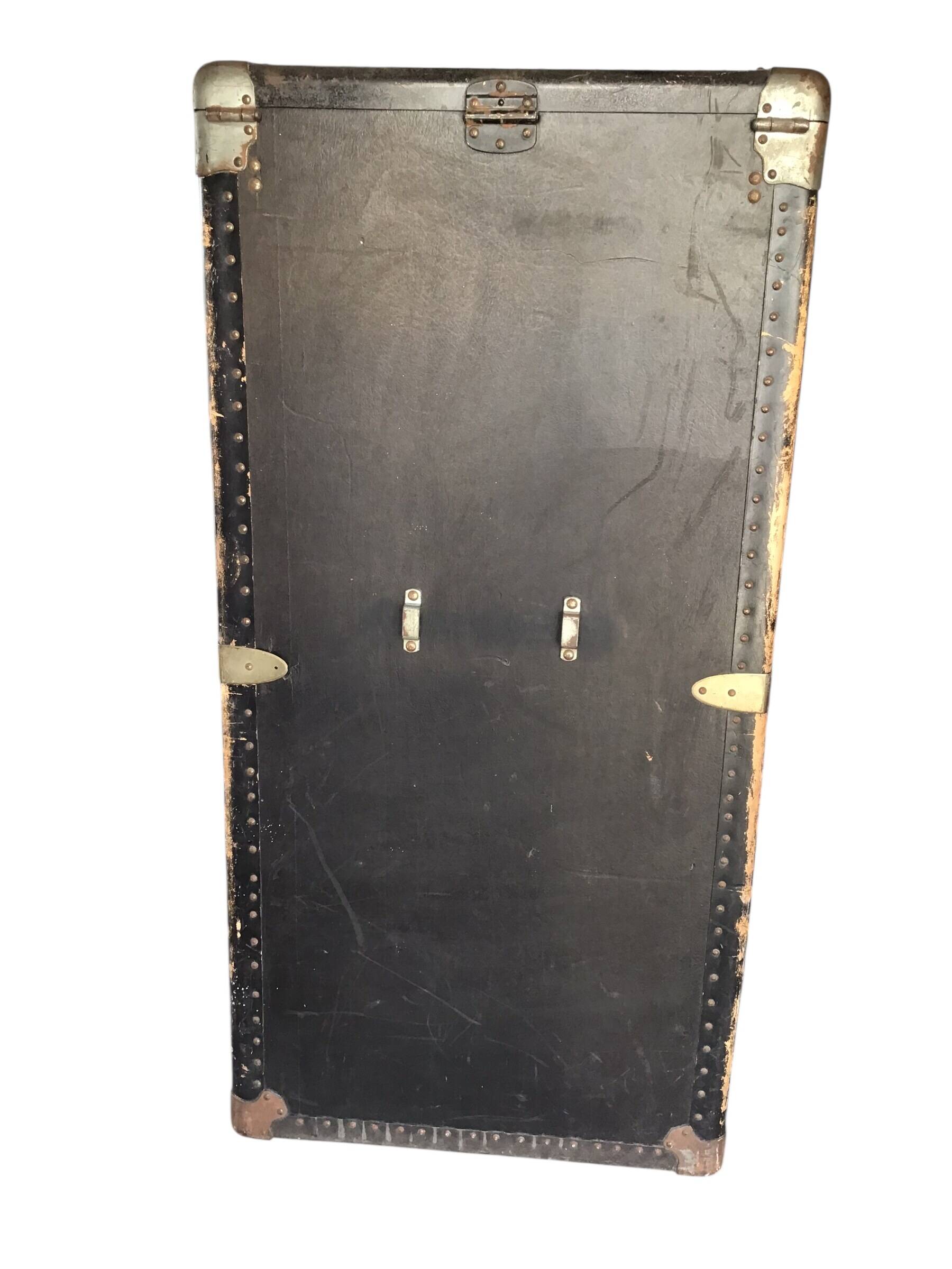 Antique vertical cabin trunk – 109 cm – parchment interior
