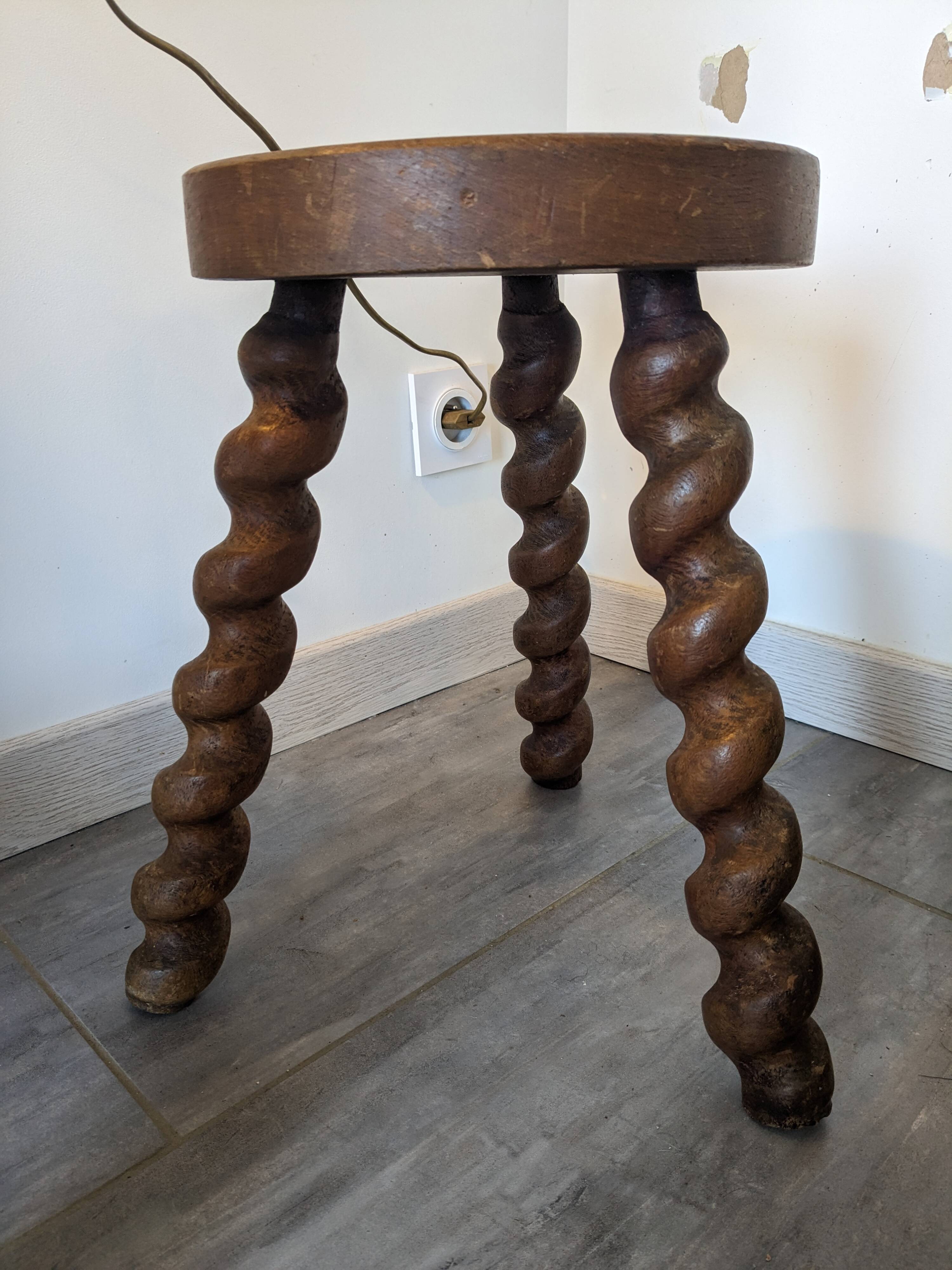 Tabouret de ferme tripode à pieds torsadés