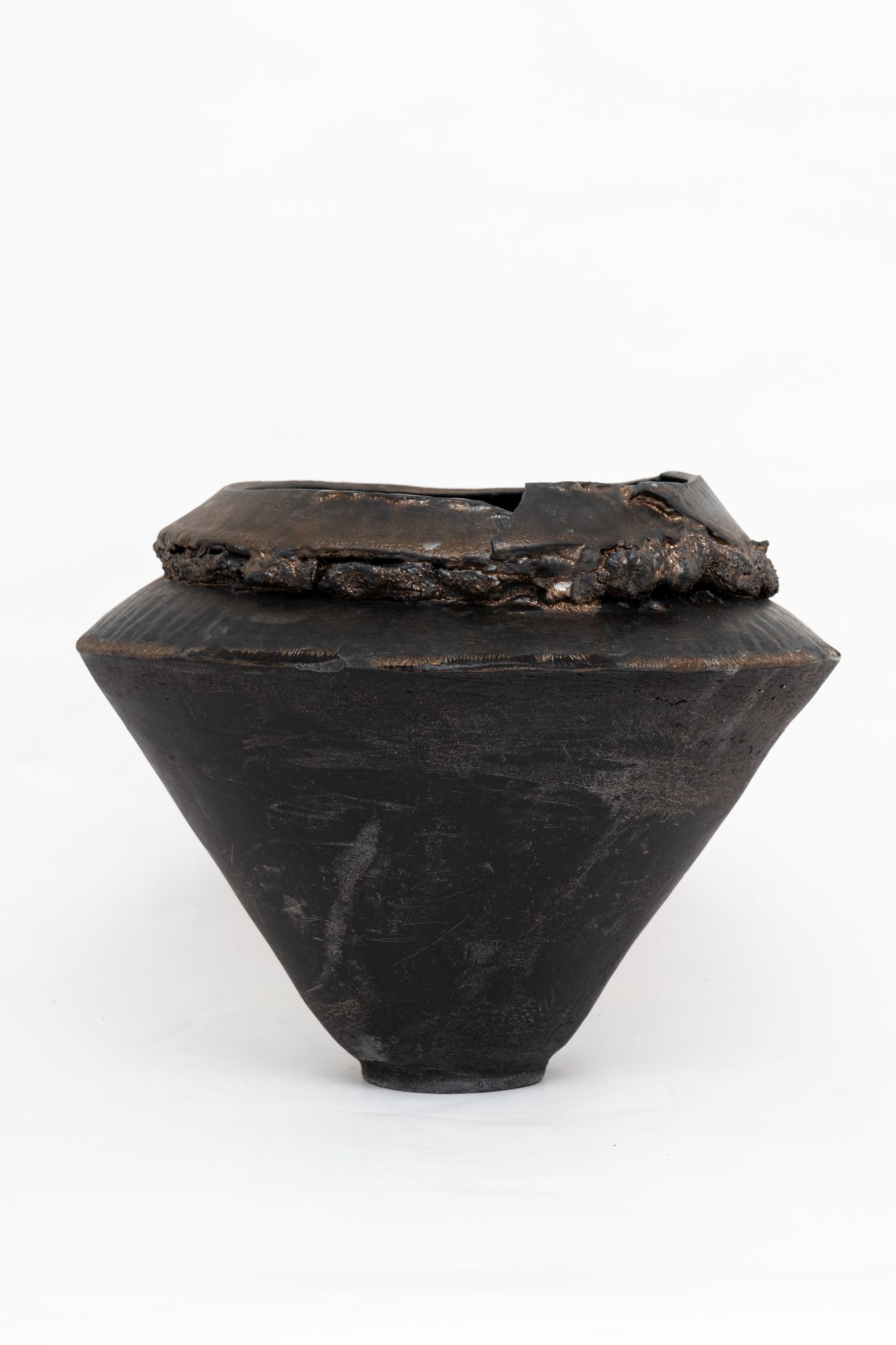 Vase en grès dorée et noir