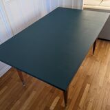 Extendable dining table