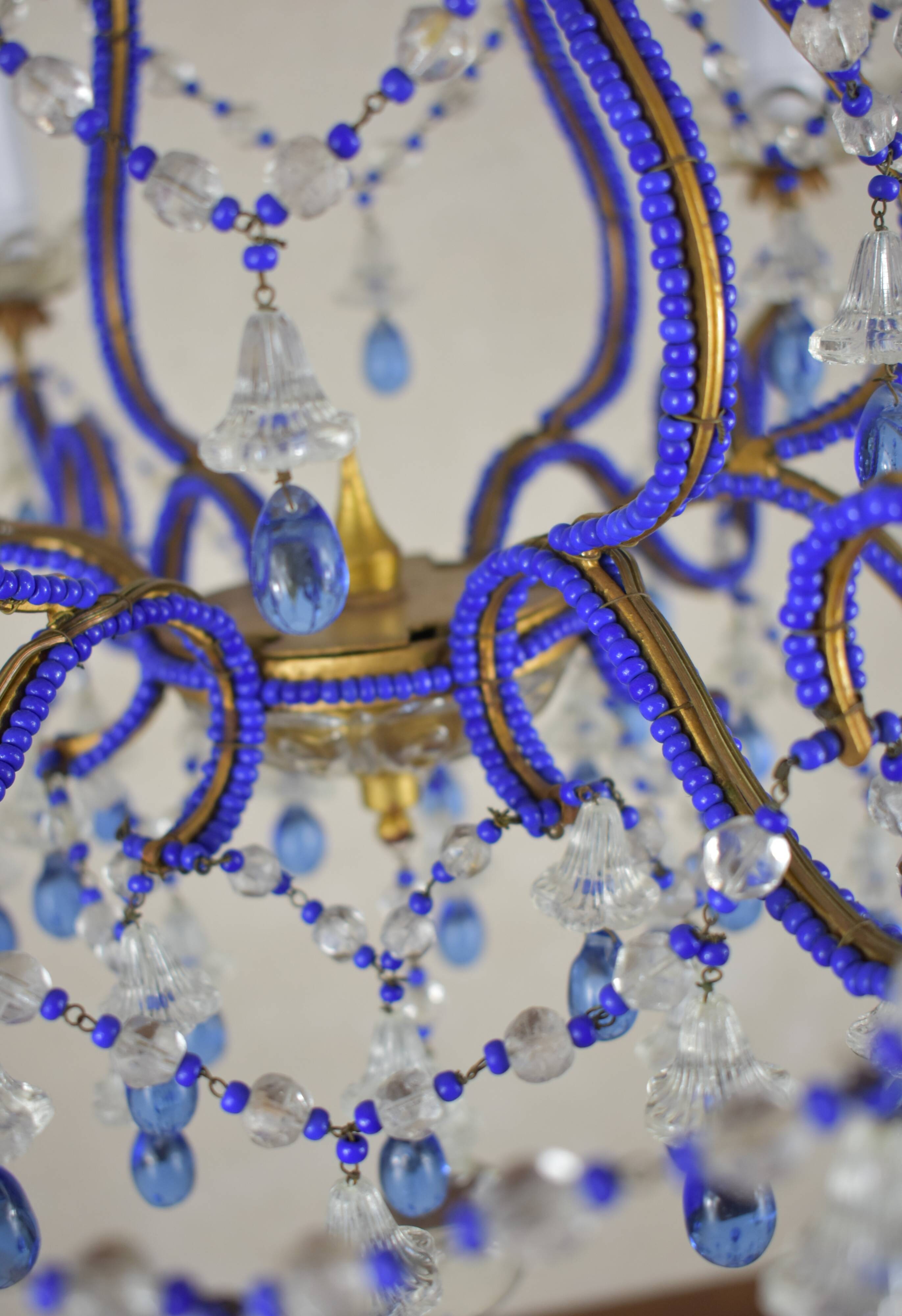 lustre bleu, fait de perles.
