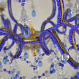 lustre bleu, fait de perles.