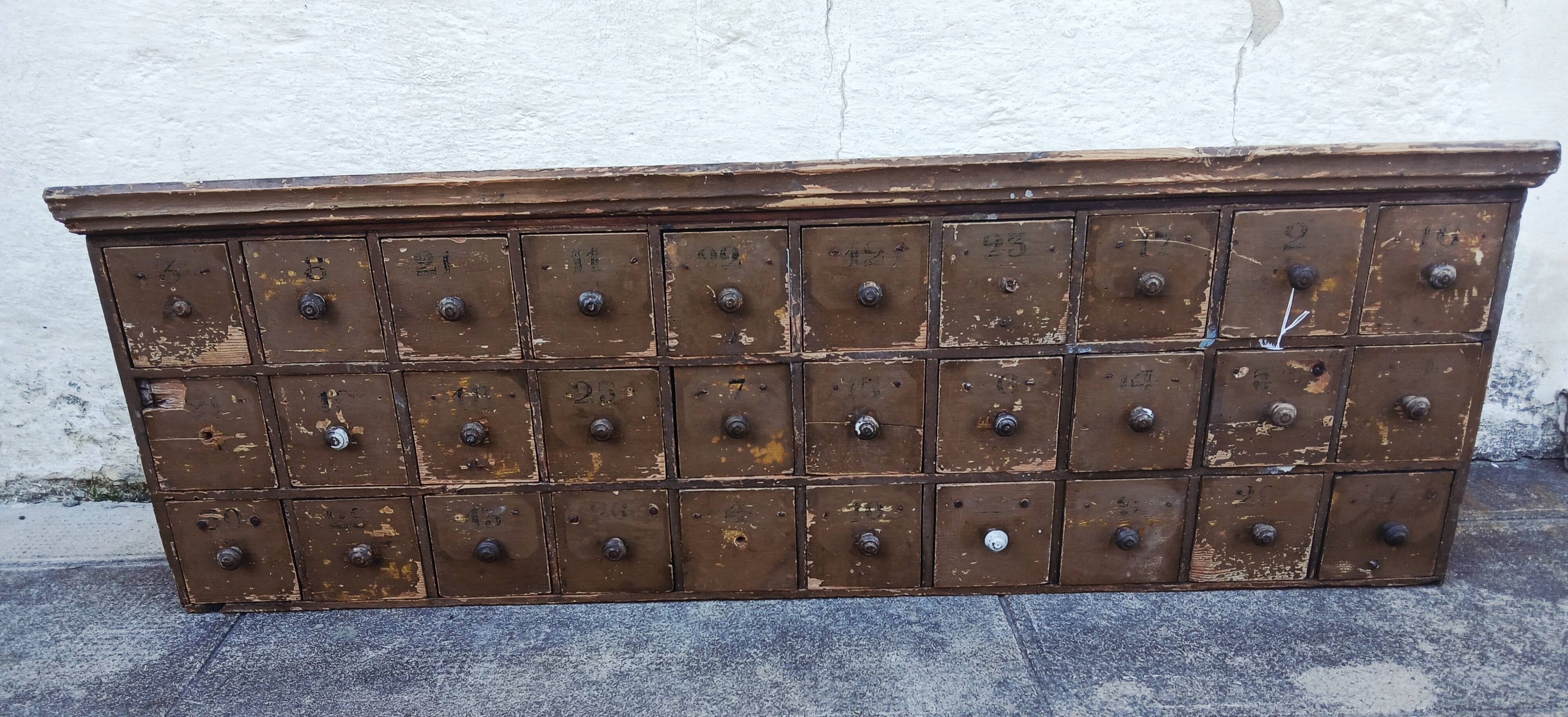 Workshop furniture with 30 drawers