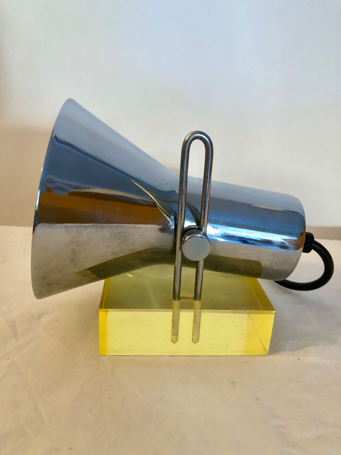 Articulated chrome and plexiglass casserole spotlight