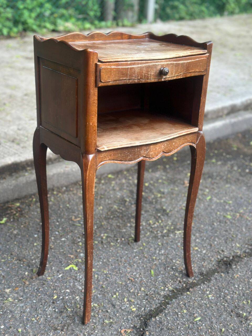 2 Louis XV bedside tables made of curved solid wood with drawers, 1920.