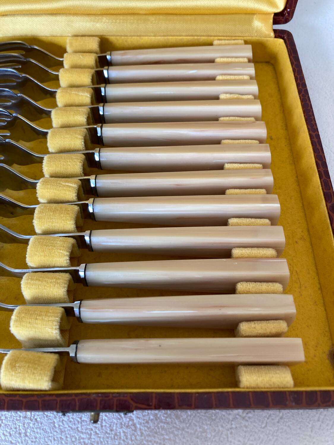 Coffret complet de 12 fourchettes à dessert Inox manche Bakélite