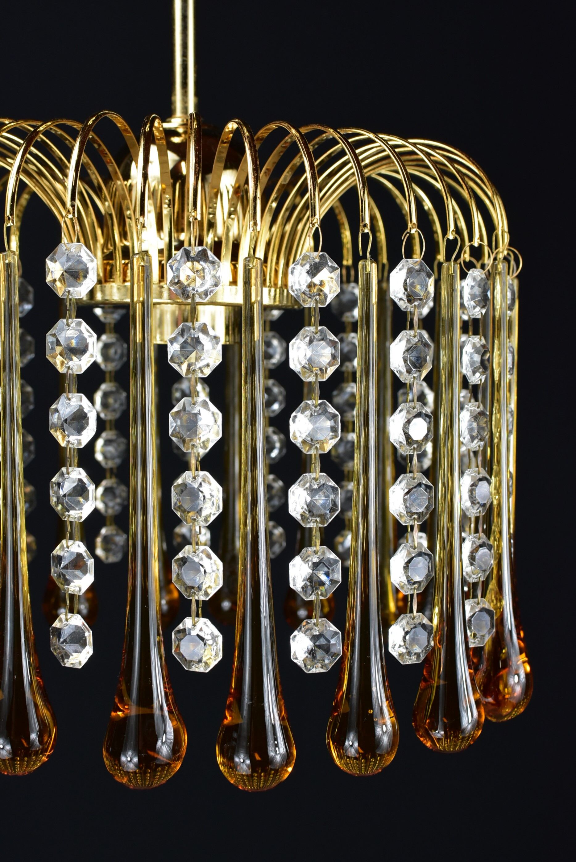 Suspension with tassels drops of water an glass