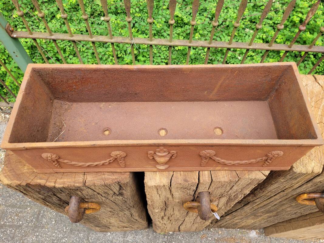 Rusty cast iron jardiniere planter