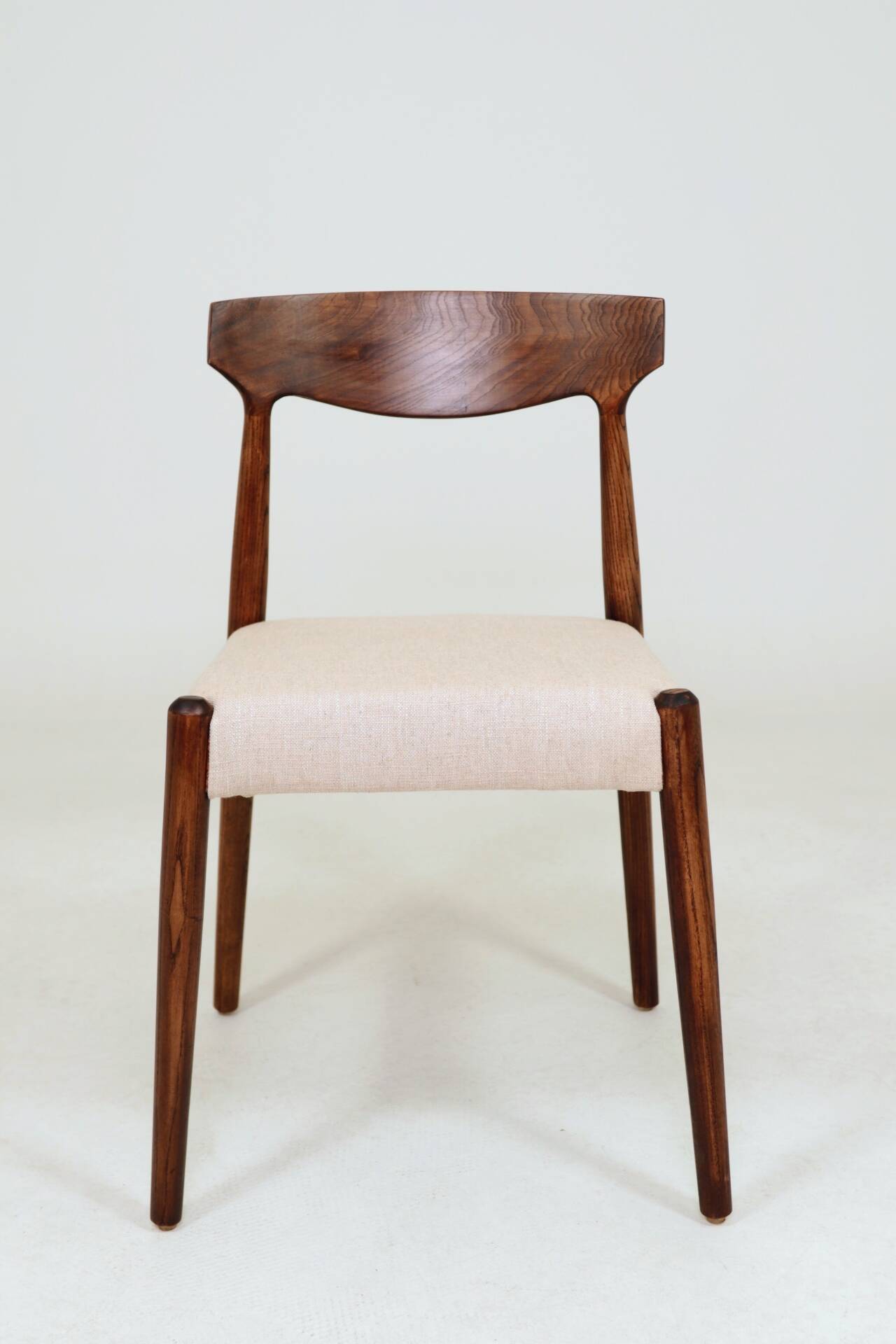 Set of two dining chairs in Scandinavian design.