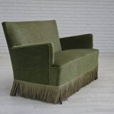 Canapé danois 2 places des années 1970, velours d'ameublement vert, pieds en bois de hêtre.