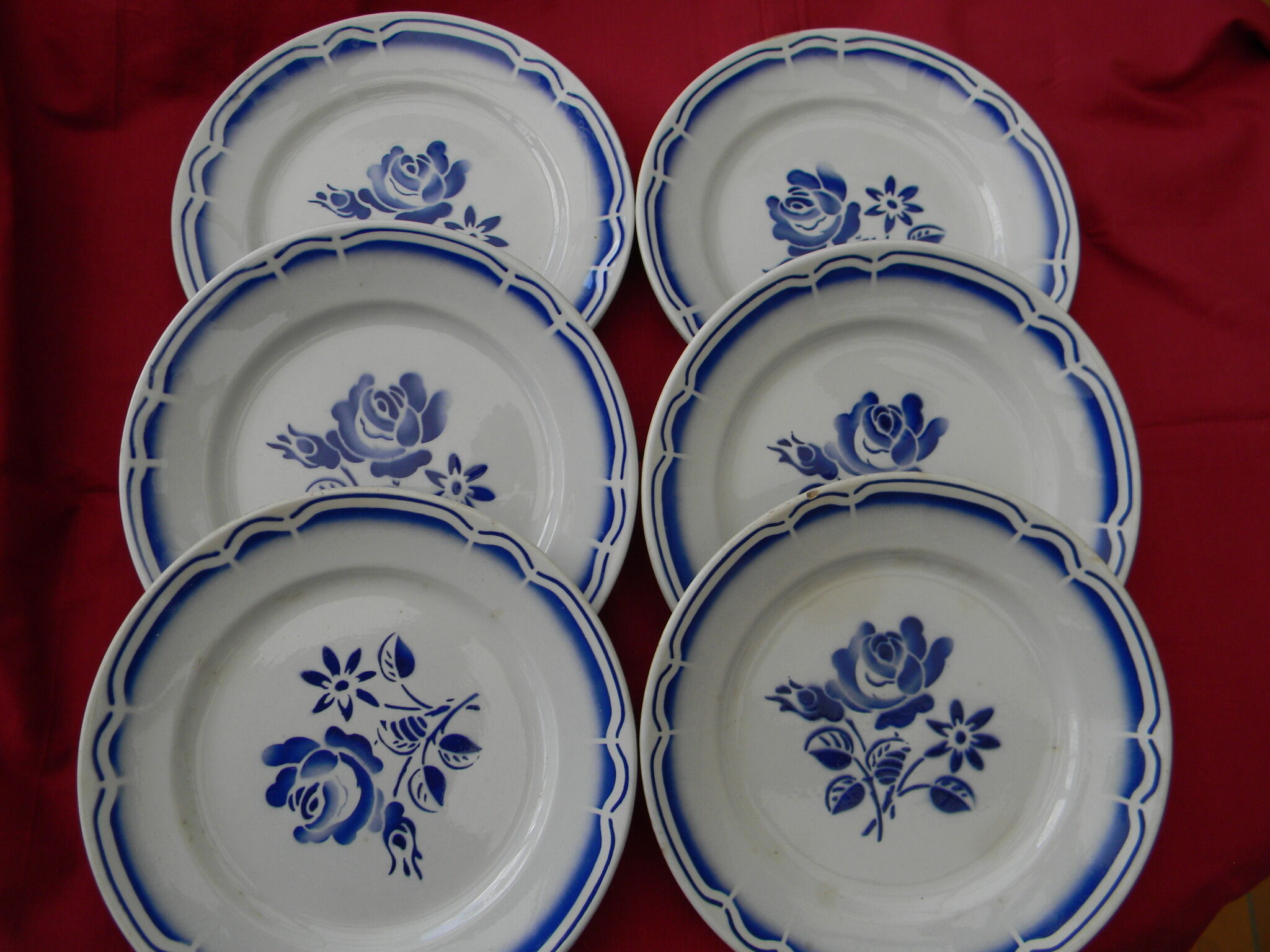 Lot de 6 assiettes plates en faience décor de roses.