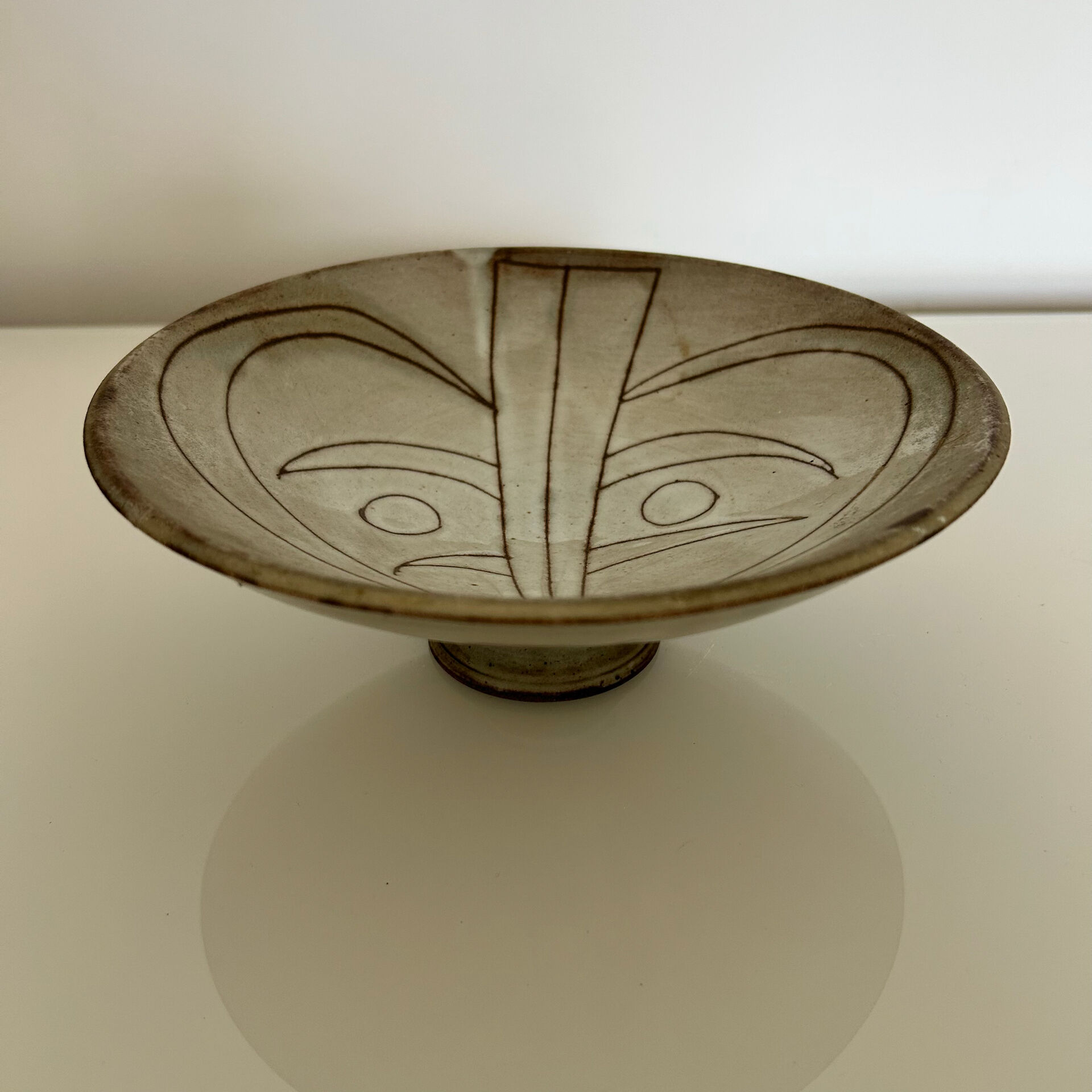 Coupe sur pied moderniste